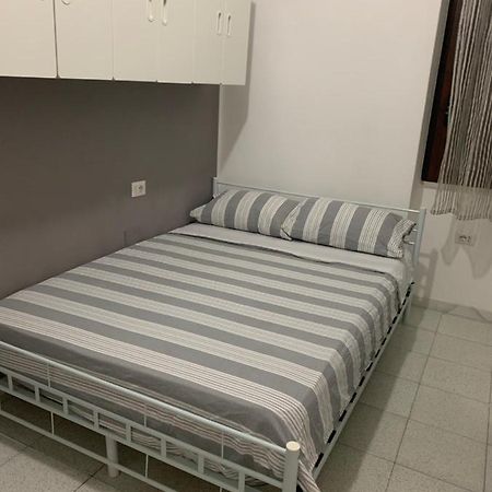 Bedroom low cost di Elisa Quartucciu Bagian luar foto