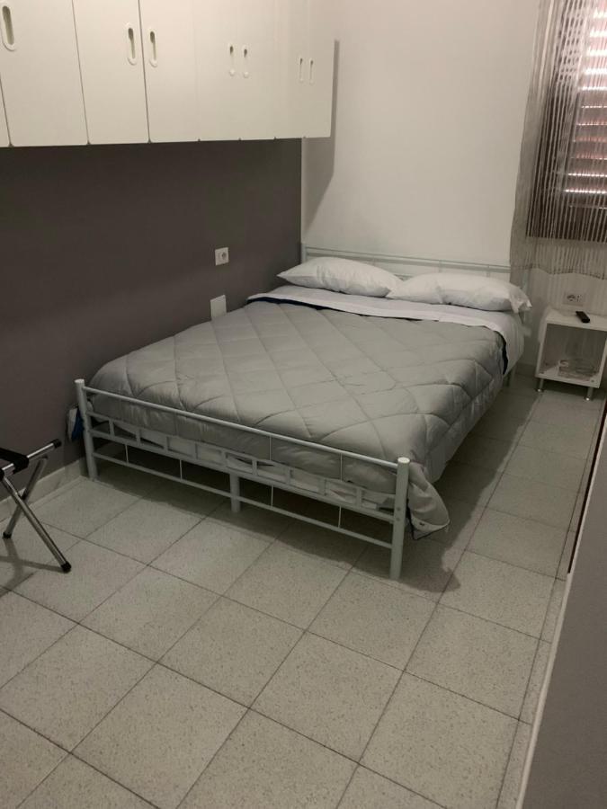 Bedroom low cost di Elisa Quartucciu Bagian luar foto