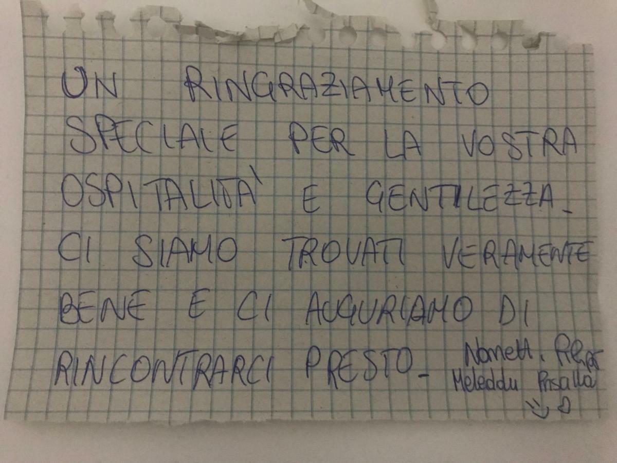 Bedroom low cost di Elisa Quartucciu Bagian luar foto